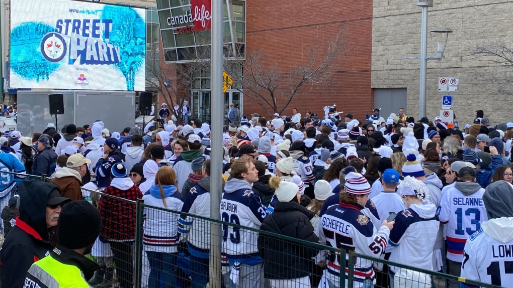 Jets fans gather for return of Winnipeg White Out party 
